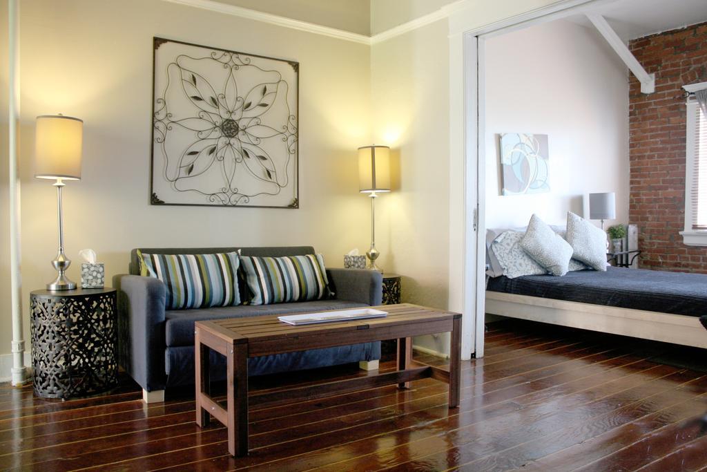 Ellison Suites Los Angeles Room photo