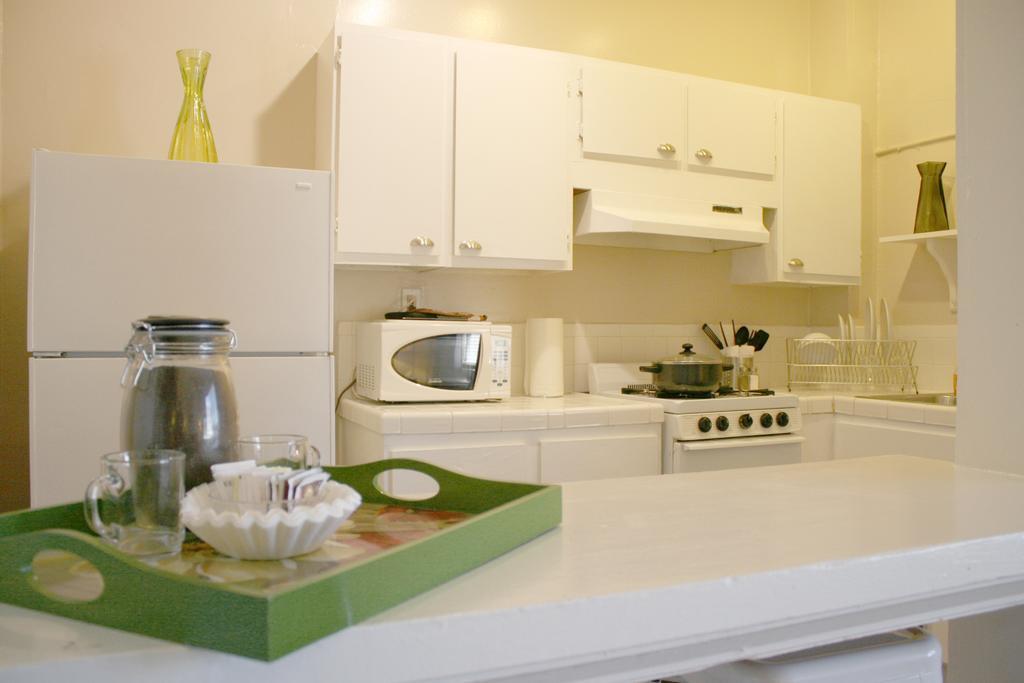 Ellison Suites Los Angeles Room photo